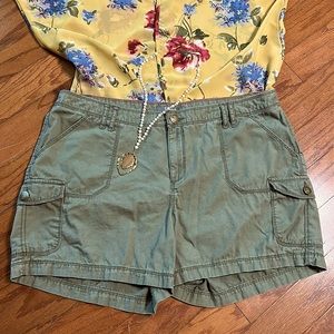 Natural Reflections Shorts in Olive Green
